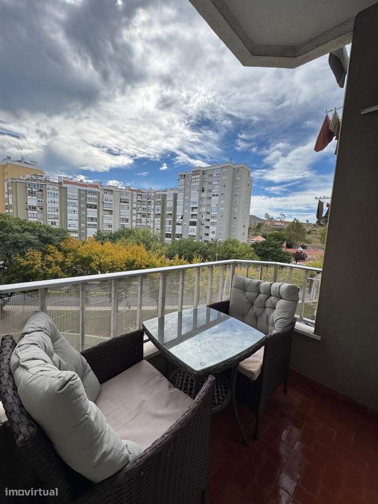 T1 + 1 com varanda,  e ar condicionado em Amadora-8