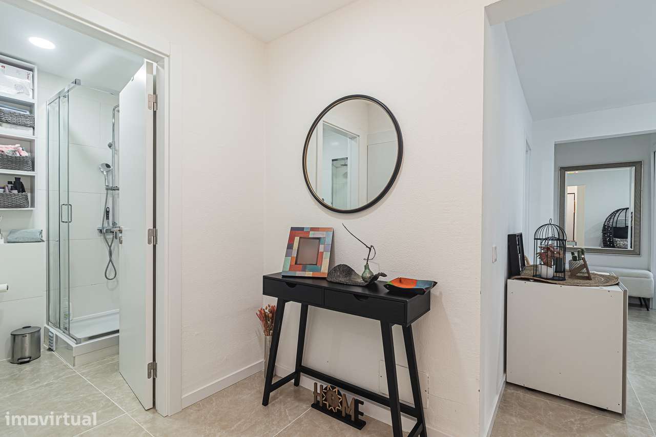 Apartamento T2 + 1 totalmente remodelado, Corroios prédio com elevador-11