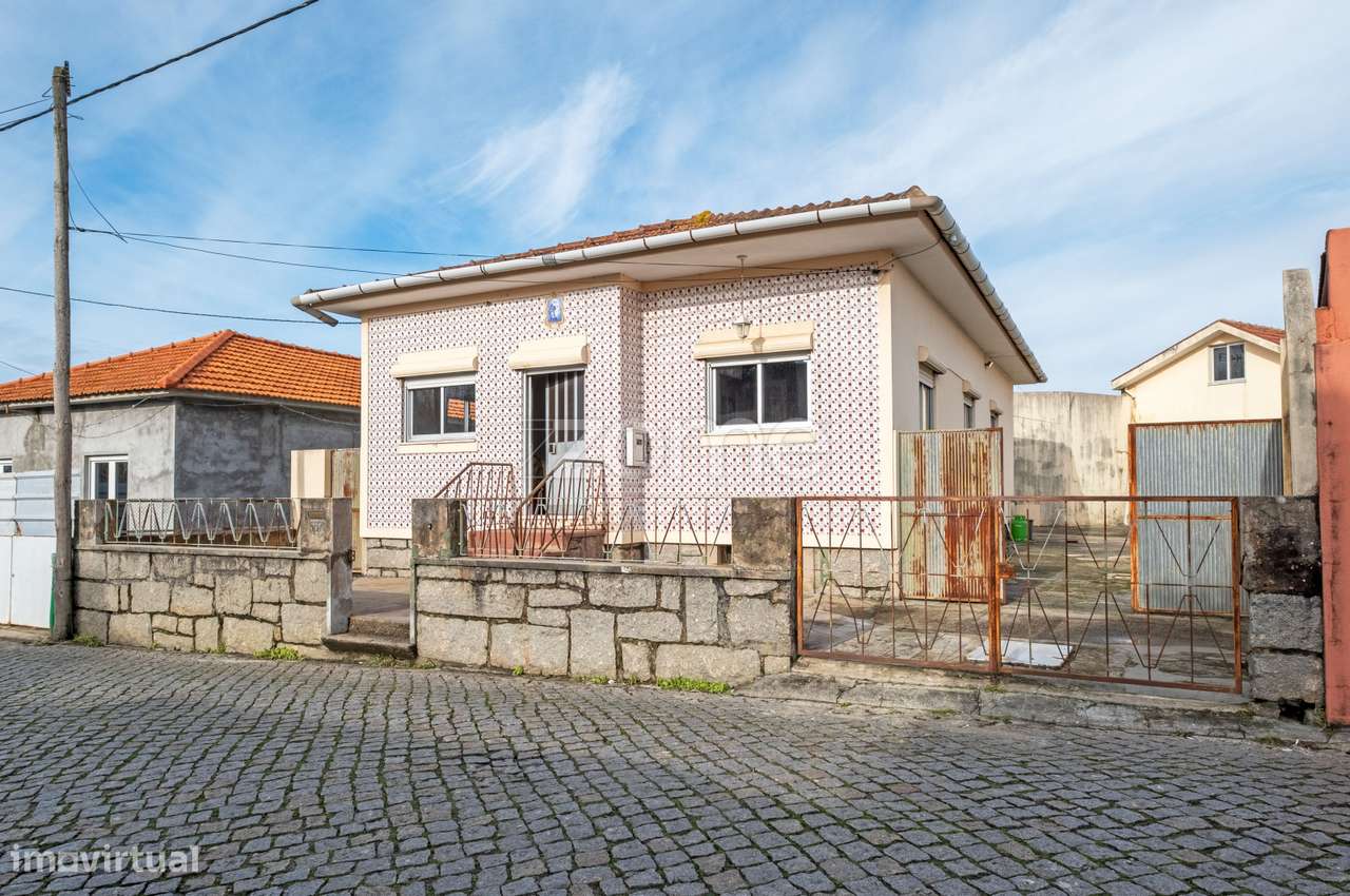 Moradia T2+1 com garagem, anexos, jardim e poço - Serzedo, VNG - Grande imagem: 2/54