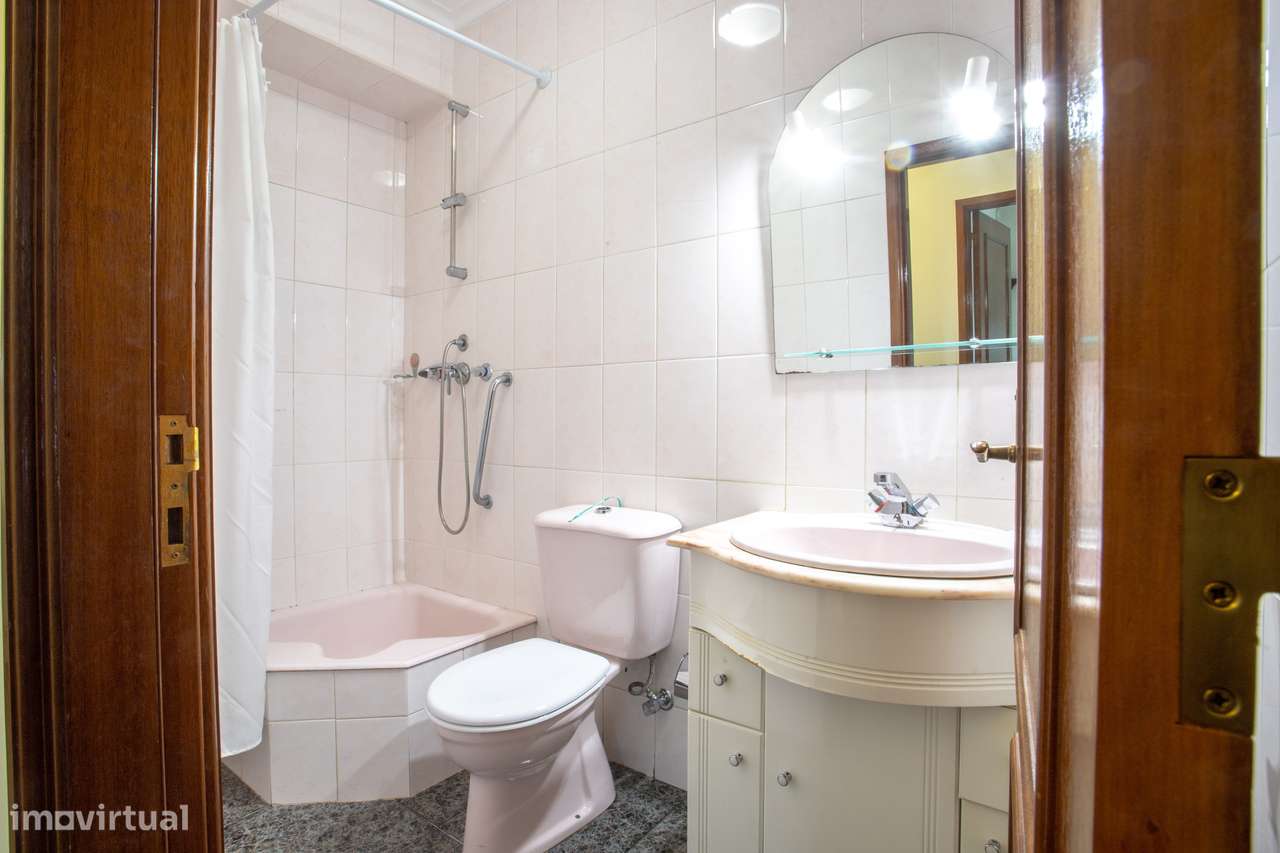 T2 +1 com 102 m² | Varanda | Perto do Metro e Baixa Ribeirinha-17