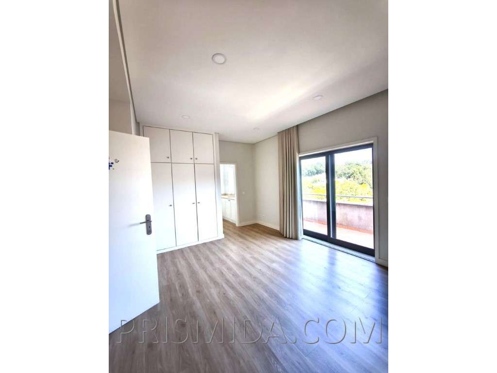 Duplex T4+office Renovado | Bi-Familiar | Terraço c/Churrasqueira-12