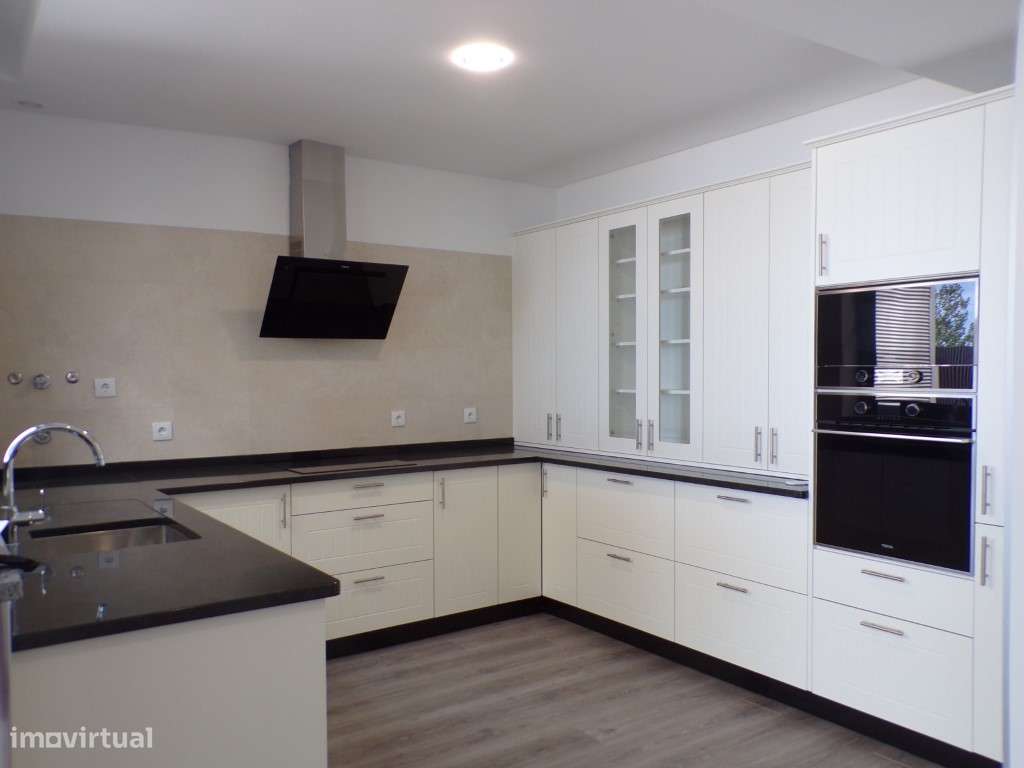 Apartamento T2, em primeira linha, com vista mar na marginal, em Se... - Grande imagem: 5/30