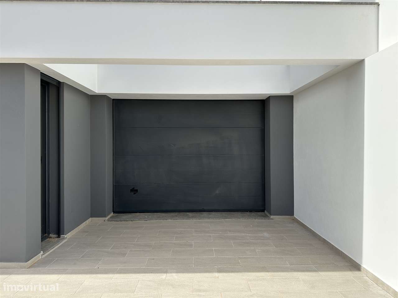 Moradia Unifamiliar de Luxo com Piscina e Jardim-1