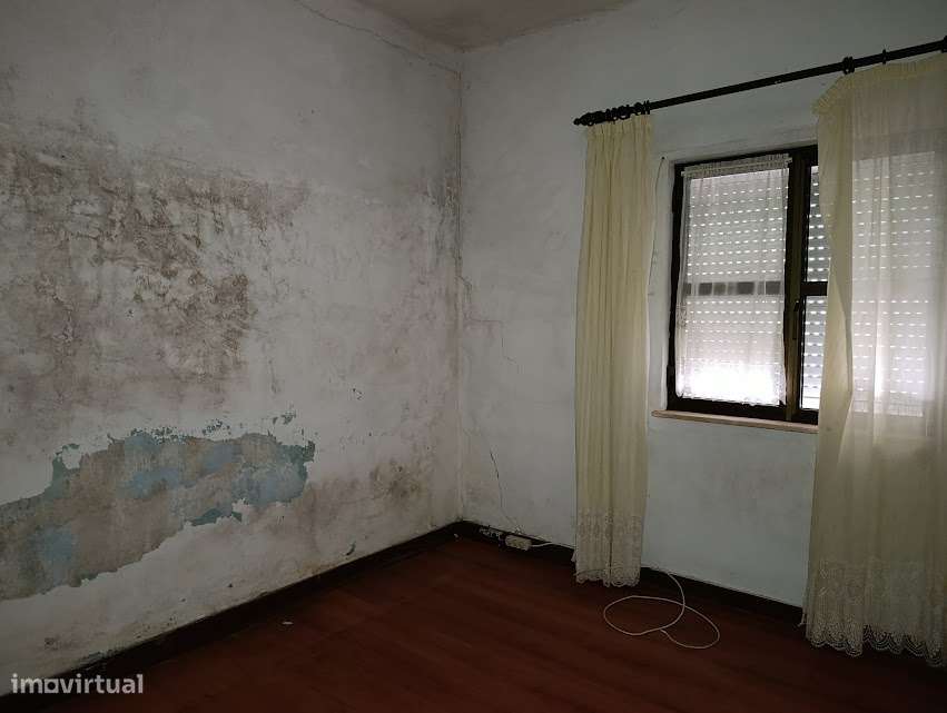 Moradia T3 geminada, com quintal, em Santa Clara, Coimbra-5