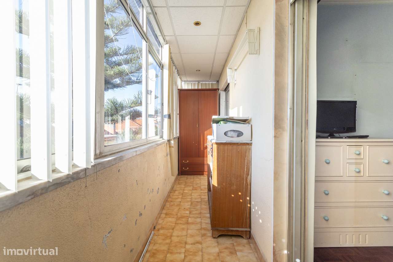 Apartamento T2 na Amadora: Potencial Único com Sótão e Varanda Solaren-11