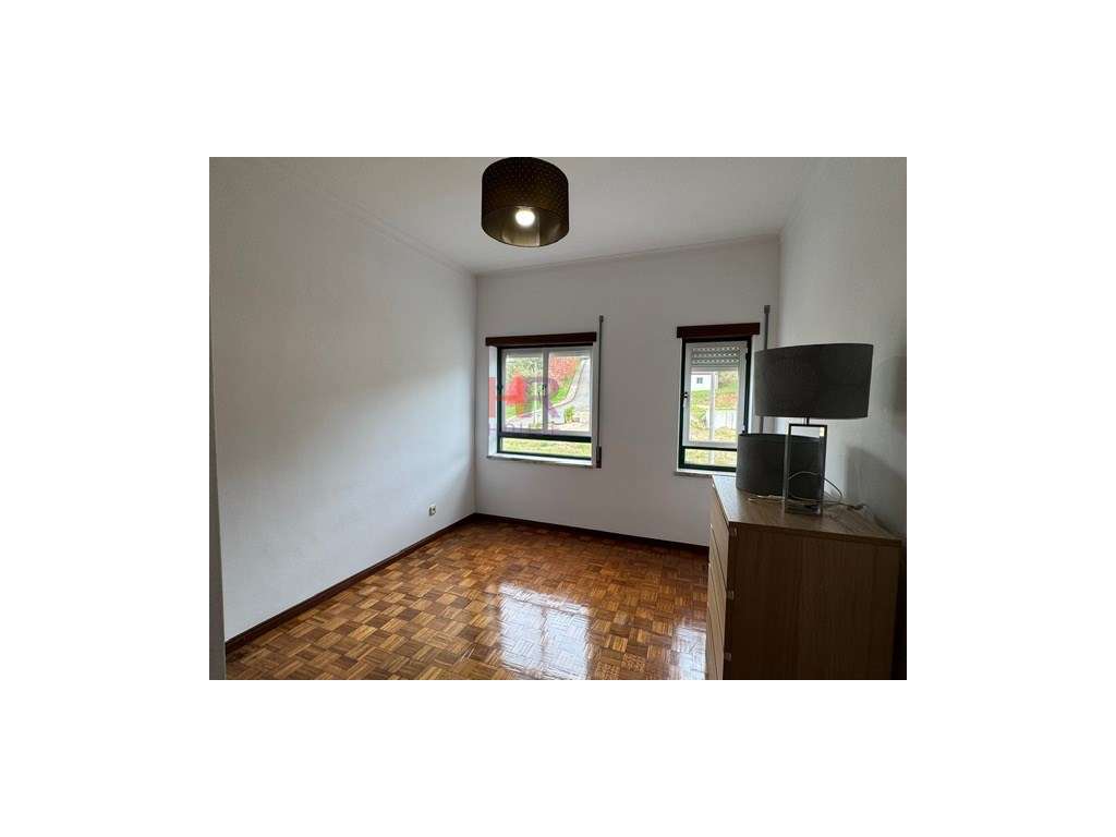 Vende-se T3 totalmente mobilado com três aparcamentos privativos.-19