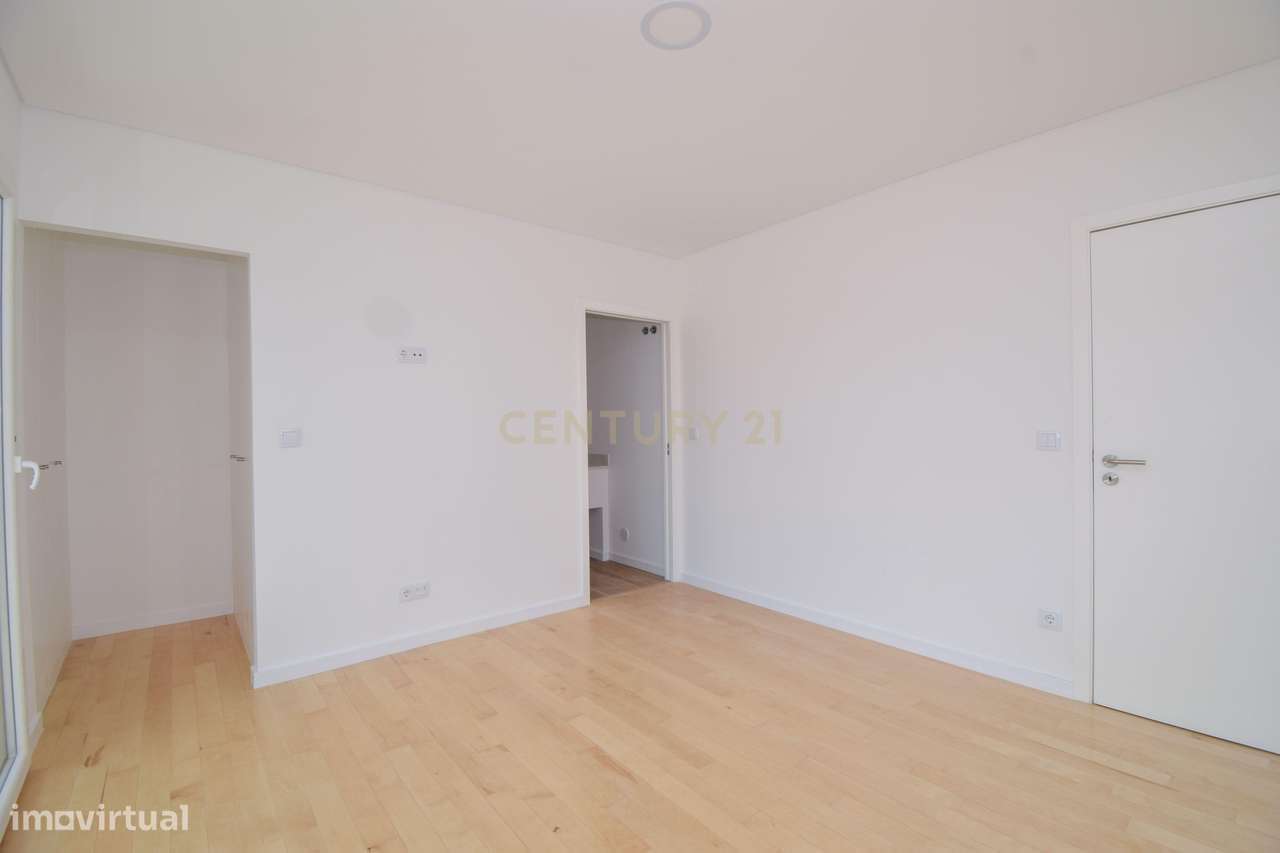 Moradia T4 de Arquitetura Moderna e Sustentável em Famões - Casal do R-20