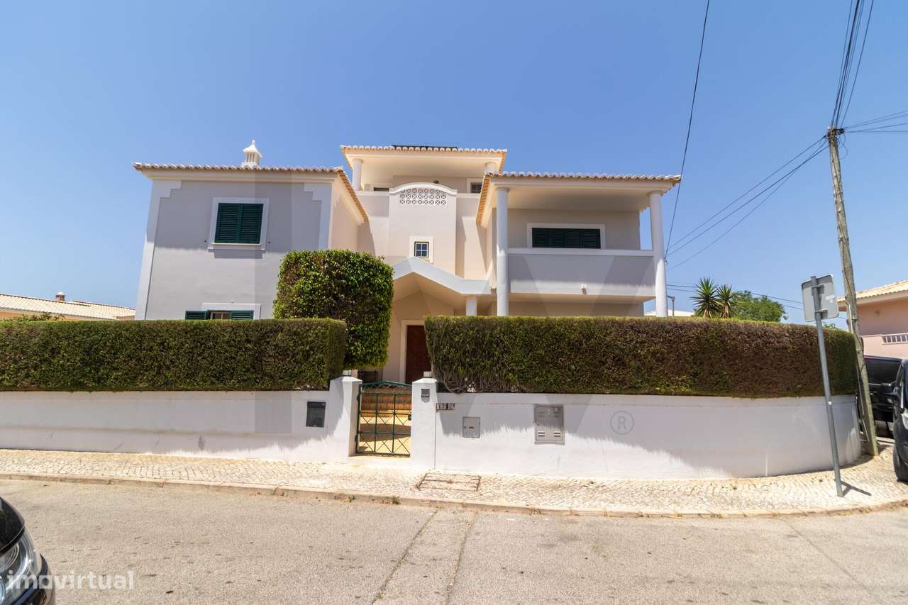 Exclusivo em Alvor: Moradia Isolada T5 com Máxima Privacidade e Confor-45