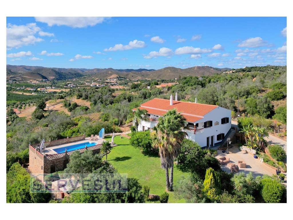 Espaçosa Moradia de dois pisos com 5 quartos, piscina, estacionamen... - Grande imagem: 5/39