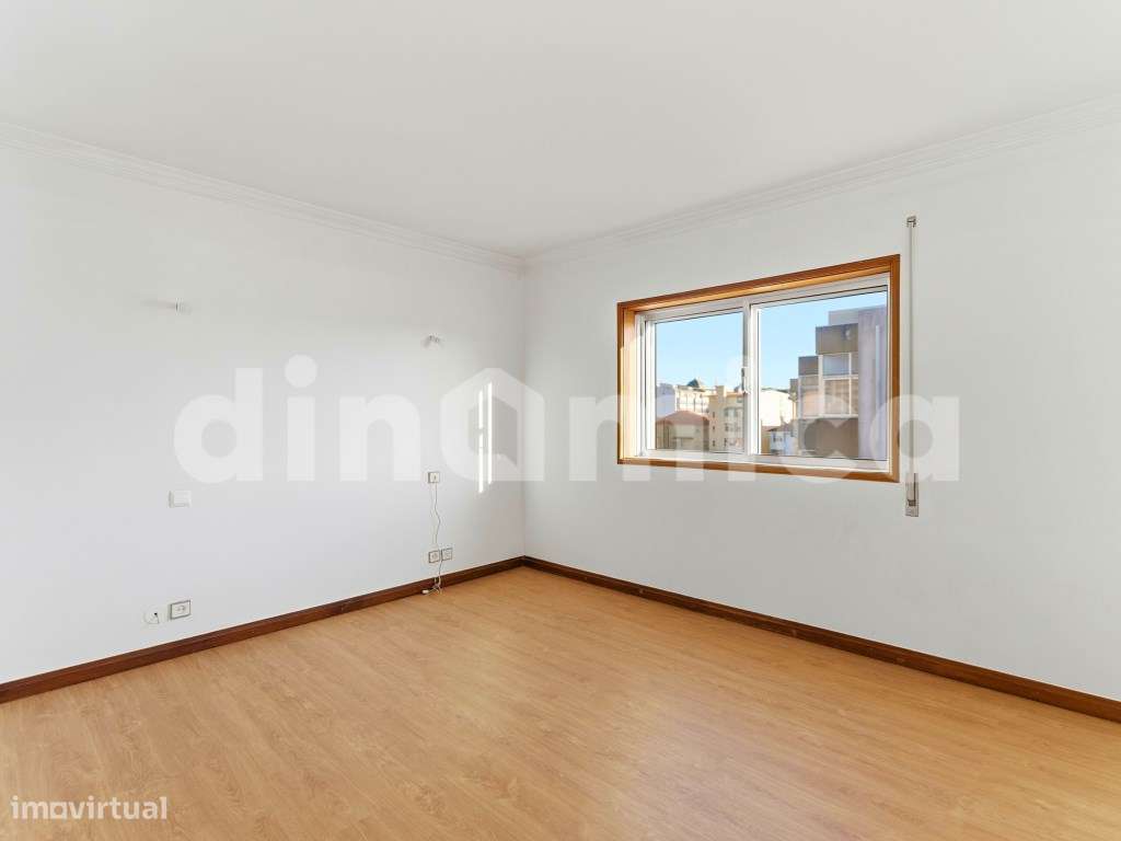 Apartamento T3+1 com 4 Frentes na Póvoa de Varzim - A 350m da Praia-31