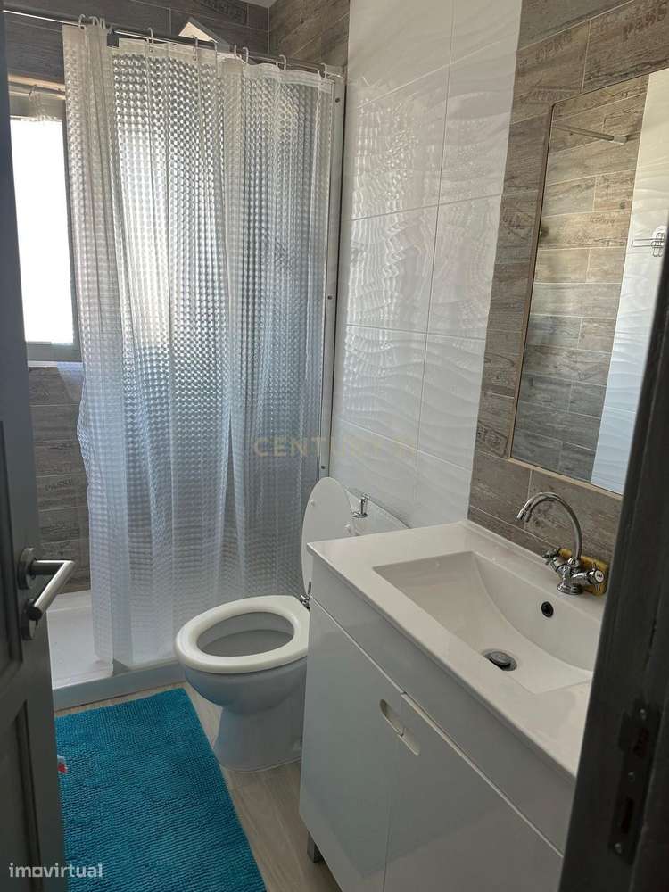 T2 Semi-Remodelado na Cova da Piedade - Excelente Localização!-8