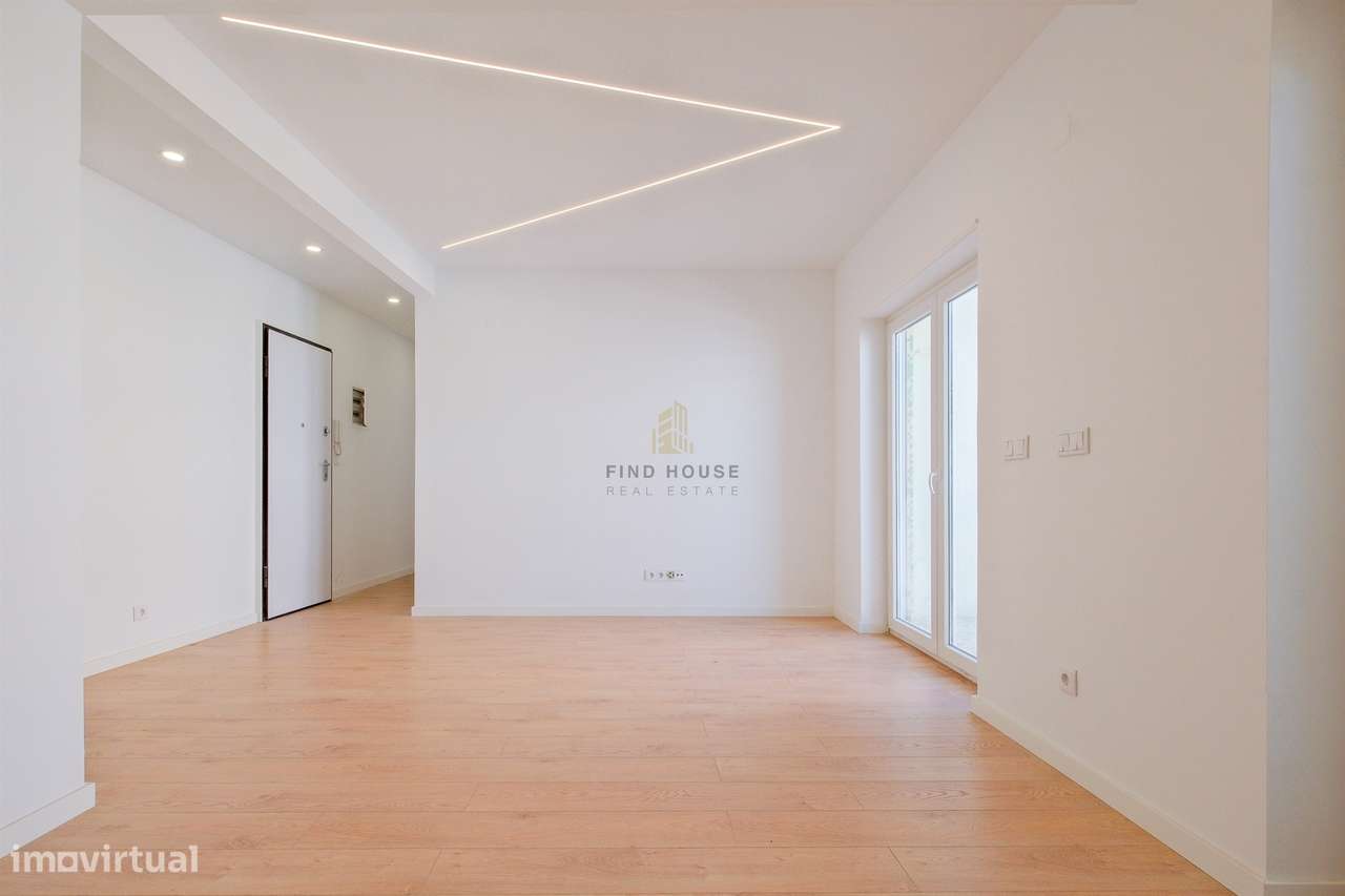 Apartamento T2 totalmente remodelado no centro de Almada-4