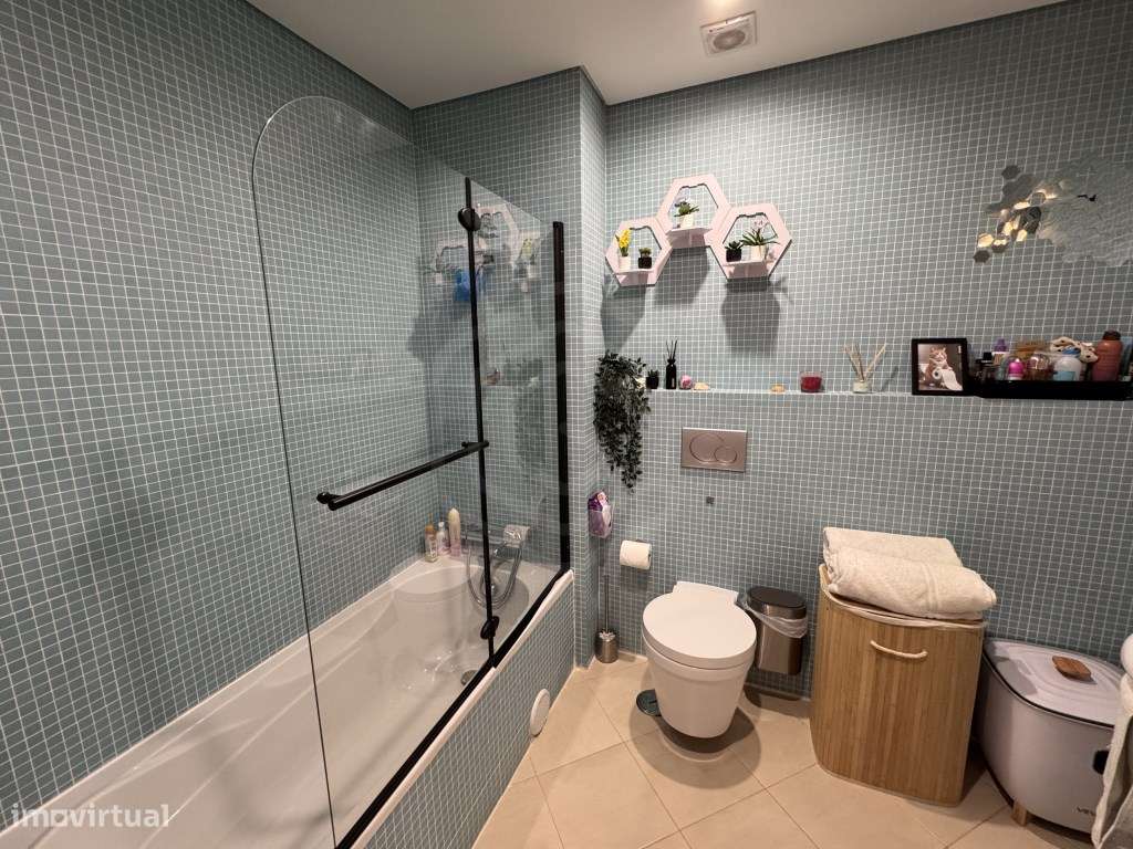 Apartamento T2 de arquitetura moderna inserido em condomínio com pi...-12