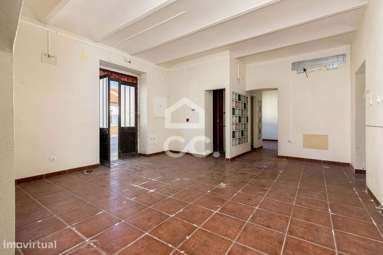 Espaço comercial de 228 m2 com quintal | Viana do Alentejo - Grande imagem: 2/23