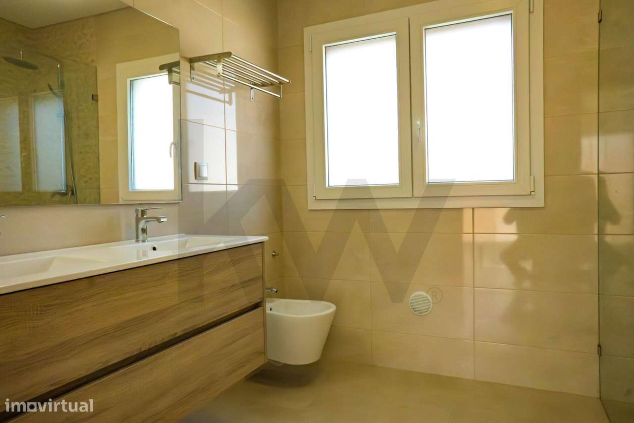 T3 Isolada em Famões: A Estreia Perfeita para a sua Família-31