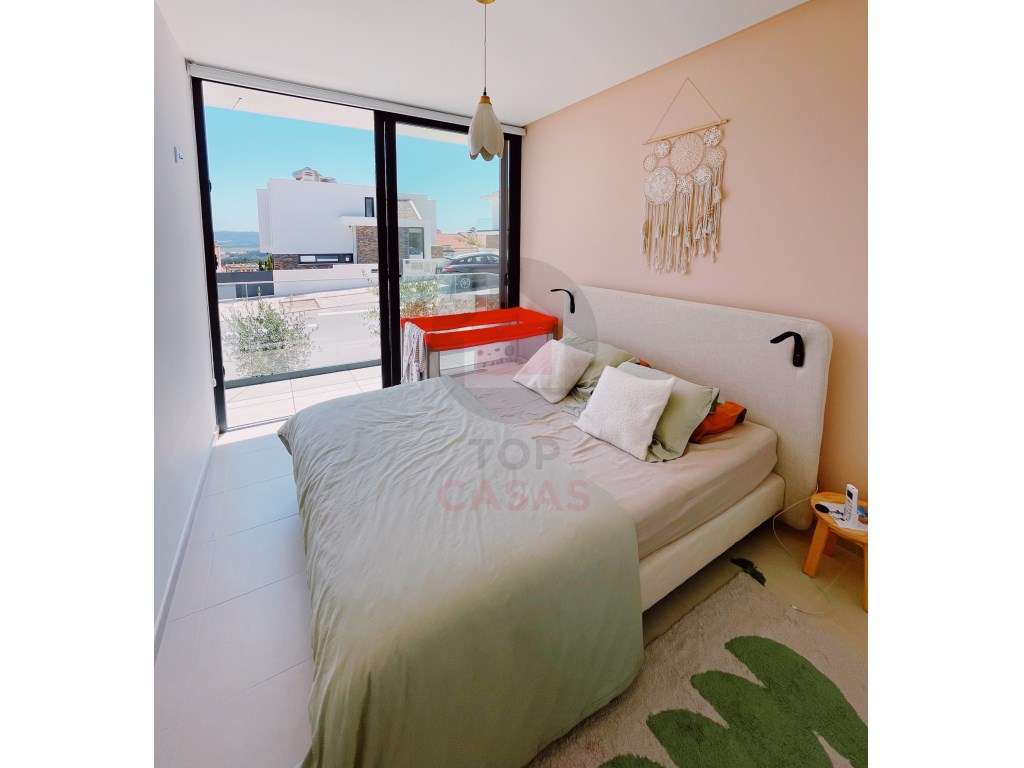 Moradia Contemporânea com Jardim e Piscina em Salir do Porto-10