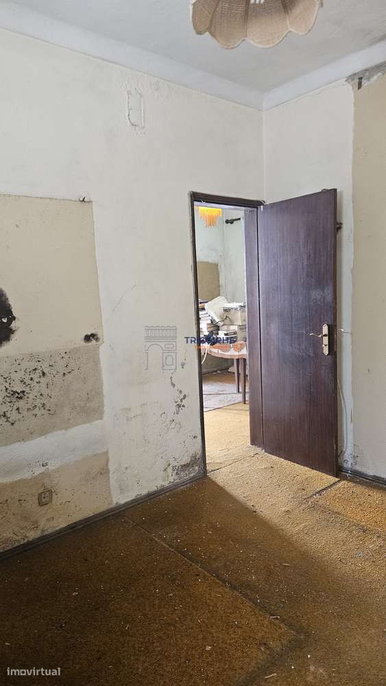 Moradia T2 Campolide, para renovação total-9