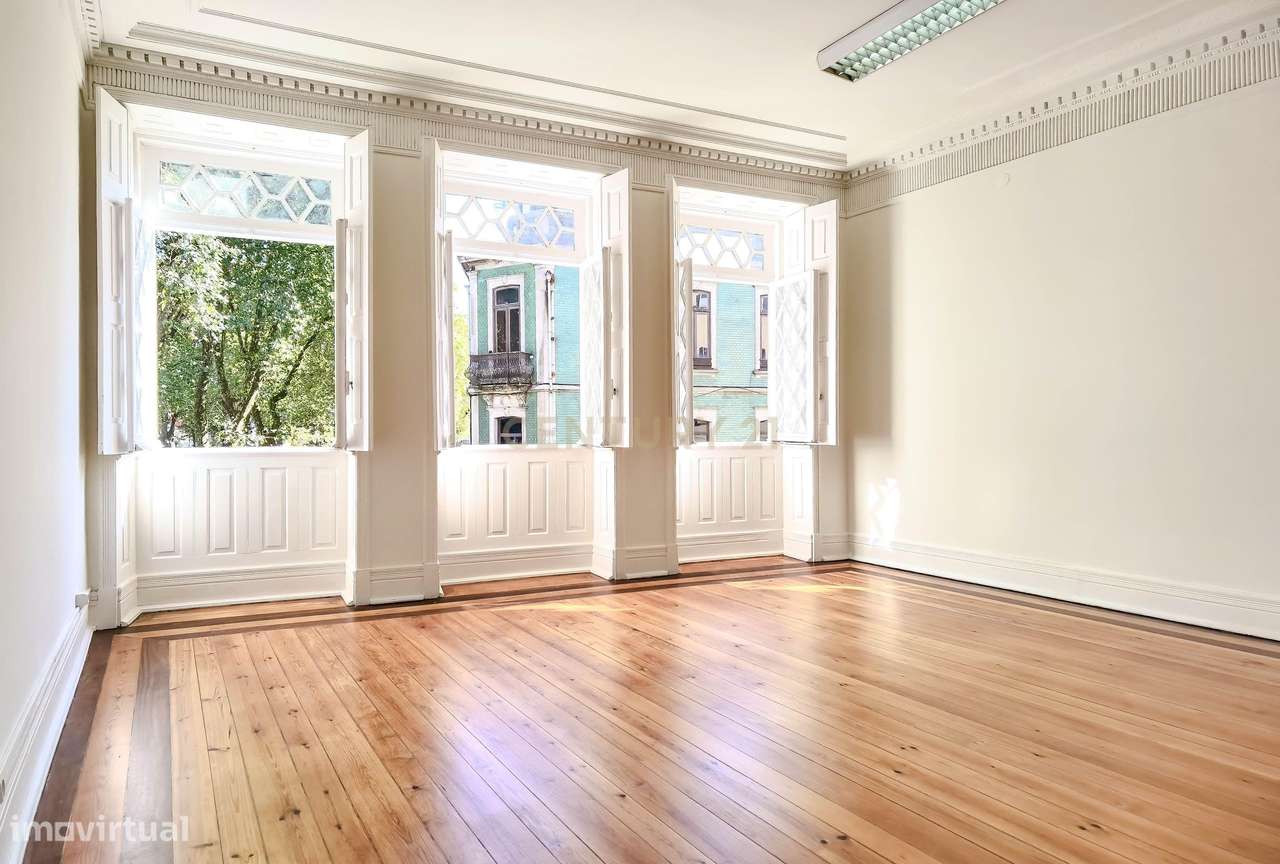 APARTAMENTO T4 PARA ARRENDAR PRAÇA MARQUÊS DE POMBAL - Grande imagem: 2/24