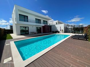 Moradia contemporanea com piscina per...