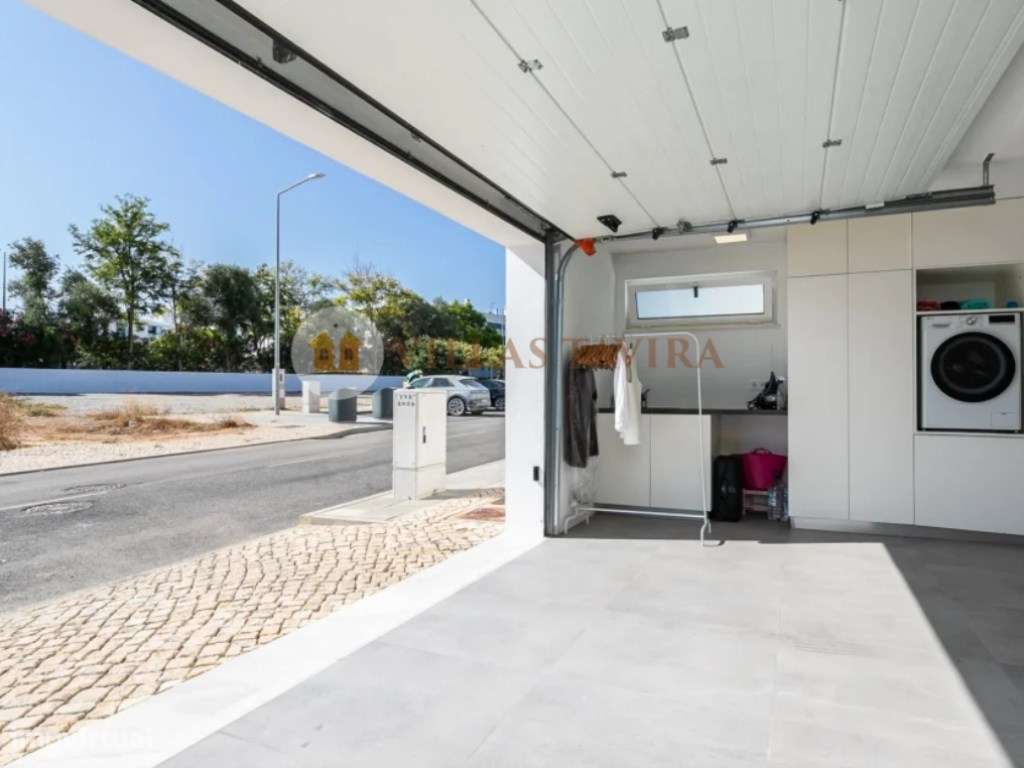 Moradia T3 de Luxo com Piscina, Vista Mar e Acabamentos Premium-31