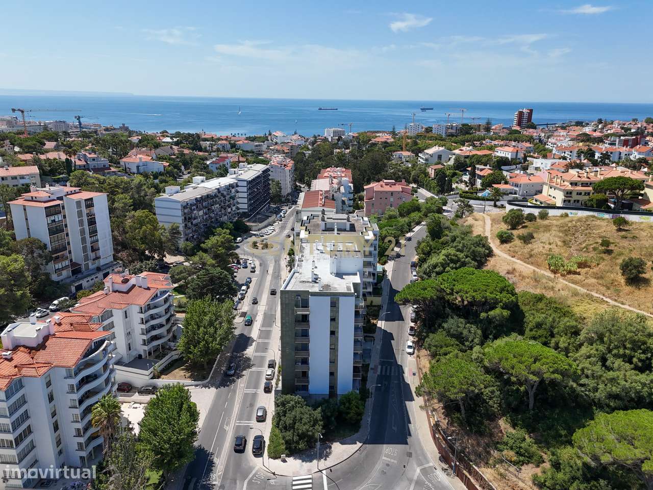 Elegante Apartamento T3 no Estoril com Box Fechada para 3 carros a pou-35