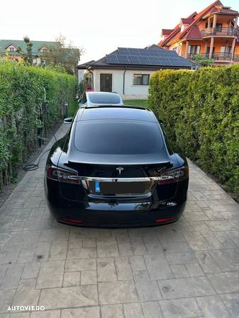 Tesla Model S - 8