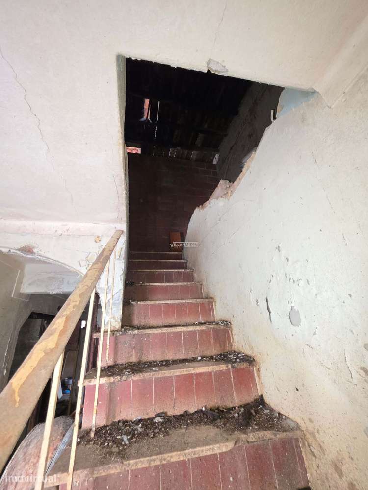 Moradia em banda da banca de tipologia T3 + 1 para remodelação situada - Grande imagem: 2/4