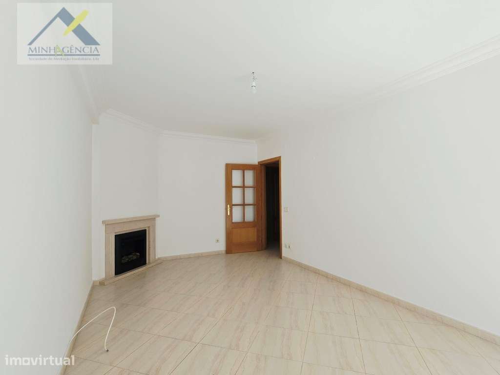 Apartamento T2 com arrecadação no Bairro Afonso Costa em Setúbal-5