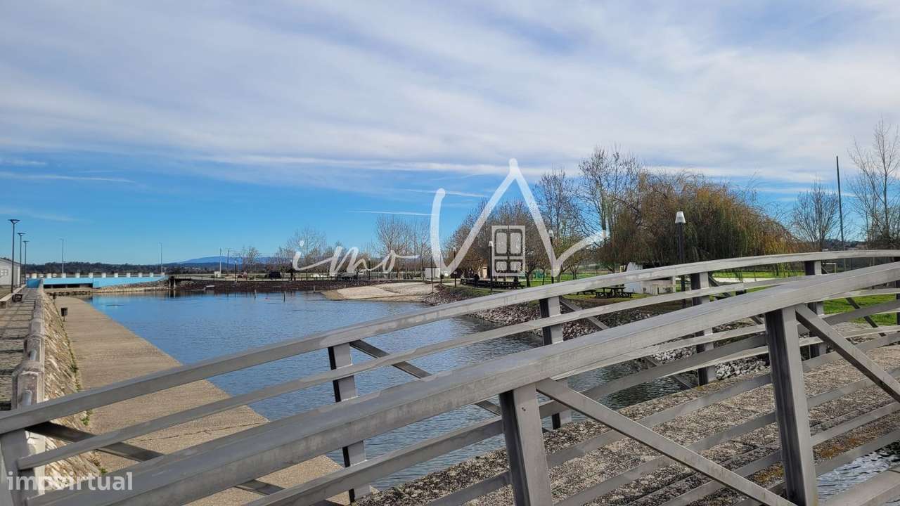 Moradia para remodelar junto à praia da Ereira - Grande imagem: 2/16