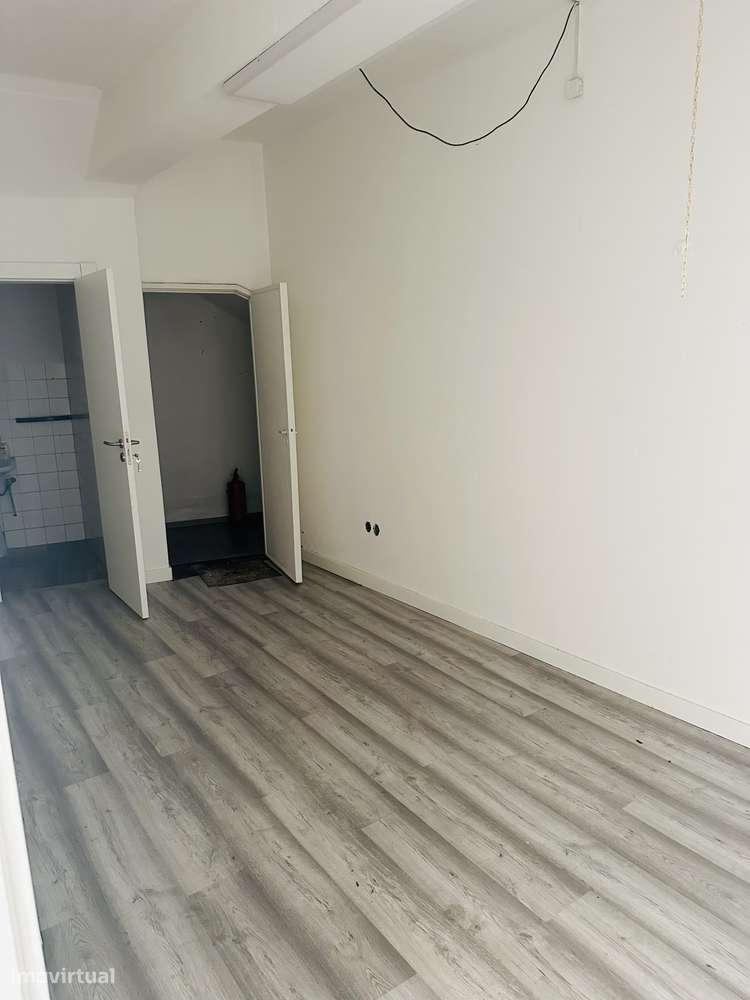 Amplo espaço comercial, em localização central de Valongo-3