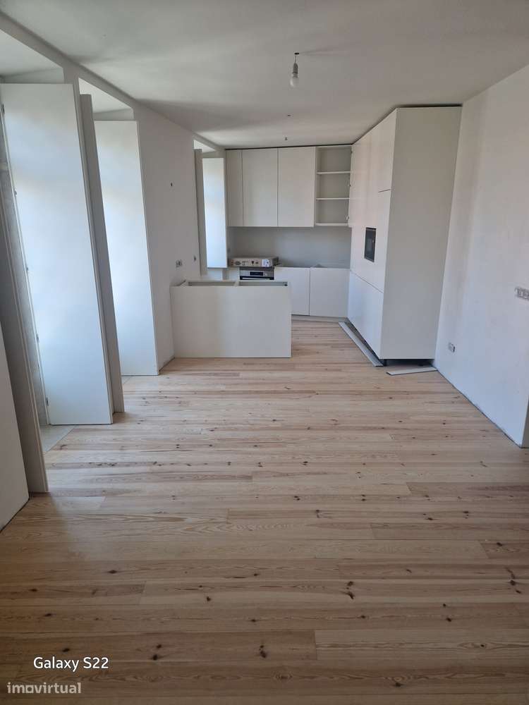 T2 no 3º Andar com 3 Jardins, Elevador, Coz.Equipada Lx-8