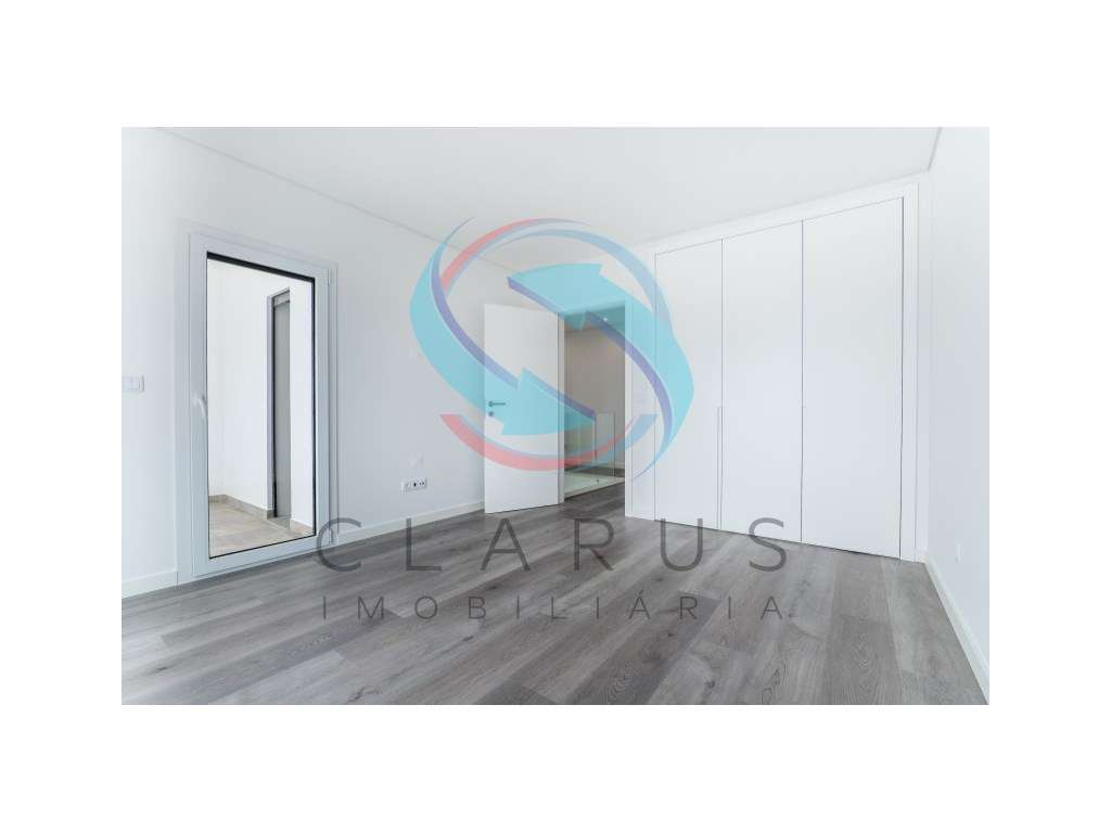 Moradia geminada à venda na Rua Infante Dom Henrique s/n-9