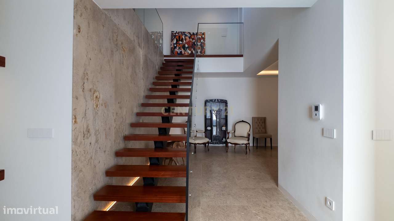 Moradia de Luxo | Construída em 2023 | Design Contemporâneo com Piscin-8