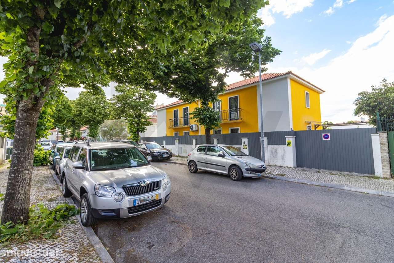 Moradia T4 com Piscina e Espaço Exterior no Centro de Benfica-30