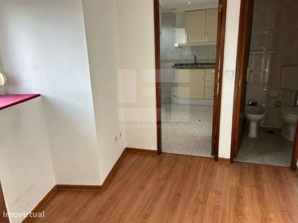 Apartamento T2 na Graça, Lisboa, perto de transportes públicos.-11