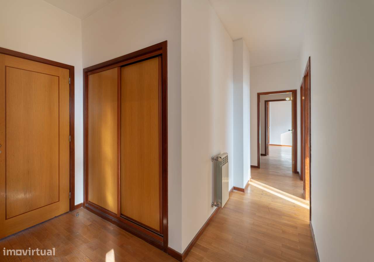 T5 Penthouse na Av Fernão Magalhães - Centro do Porto com Terraço-18