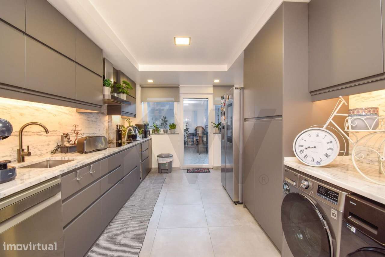 Moradia Remodelada com 3 suites, Garagem e Espaço Exterior em Queijas, - Grande imagem: 5/39