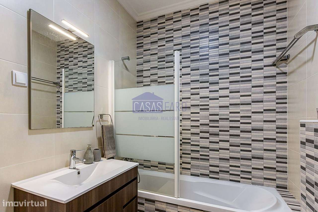 Apartamento T3 semi-novo nos arredores de Olhão na Zona Alta com estac-16
