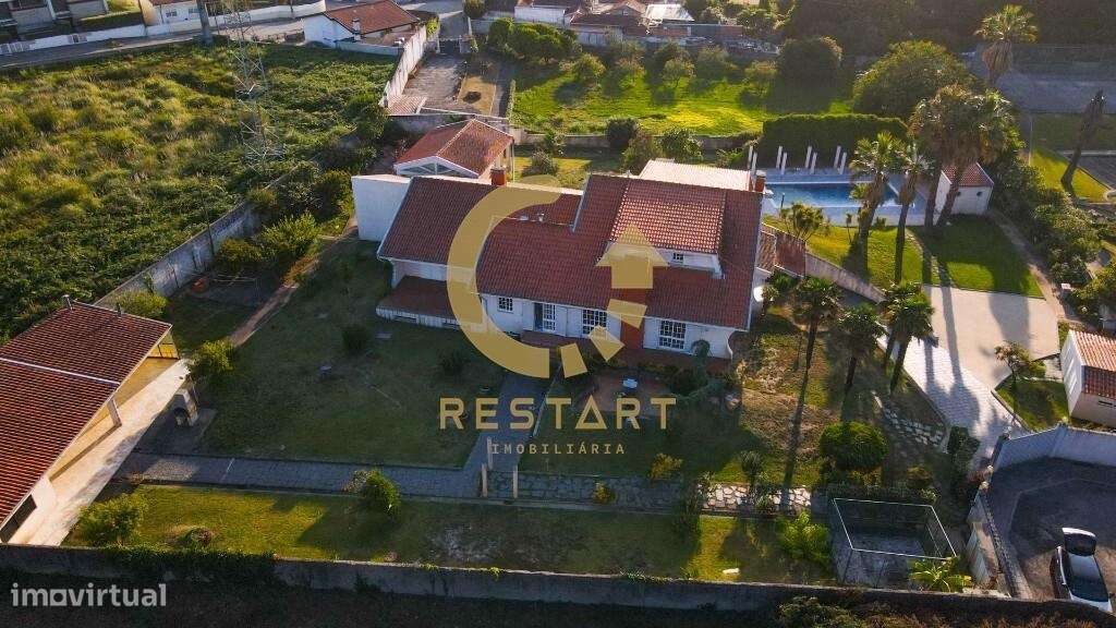 Moradia com 4900 m2 de lote de terreno com piscina interior e exterior - Grande imagem: 2/39