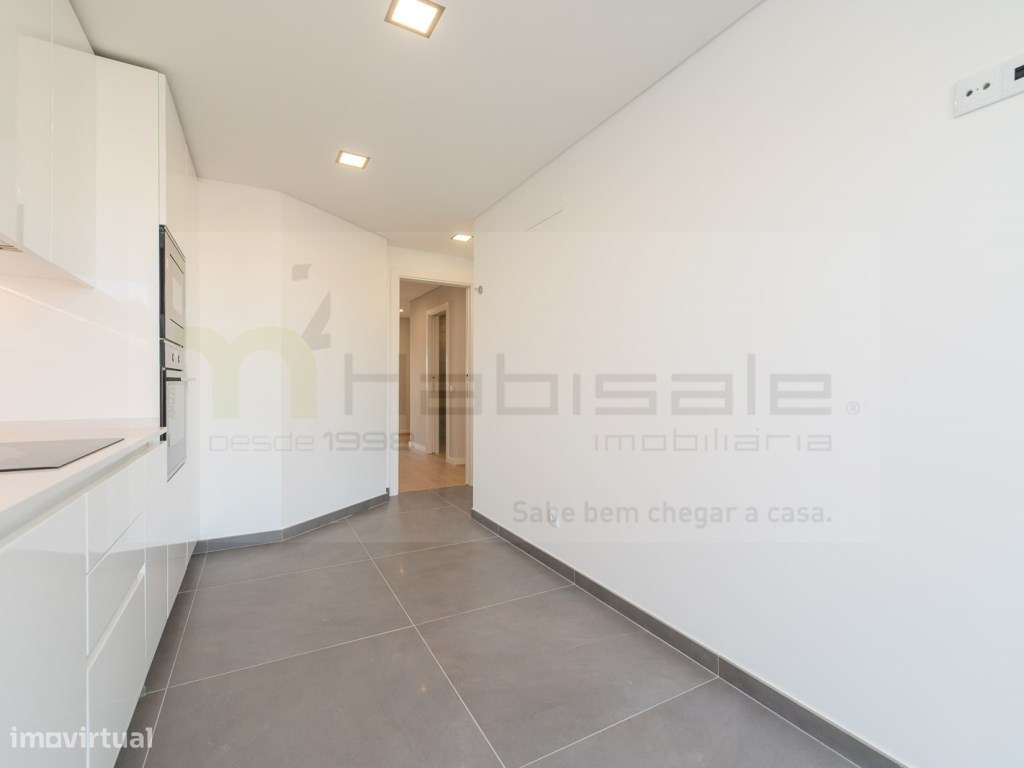 T3 Excelentes Acabamentos com Box Perto da Praia de Carcavelos-5