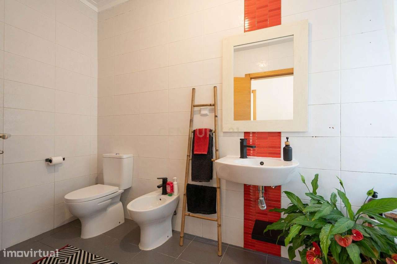 Moradia térrea T3+1 com linhas modernas,varandas,churrasco,jardim,gara-35