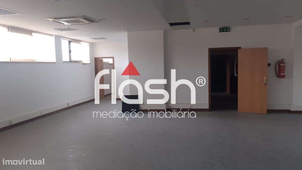 Venda de Espaço de loja/escritórios no Restelo-30