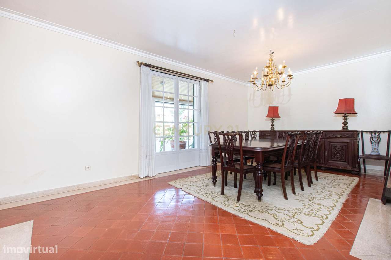 T4 +1 com jardim, piscina e garagem-7