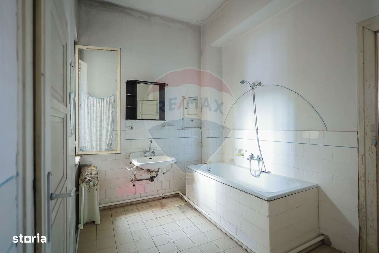 Casă Evreiască de Vânzare, Singur în Curte în zona Ultracentral-15