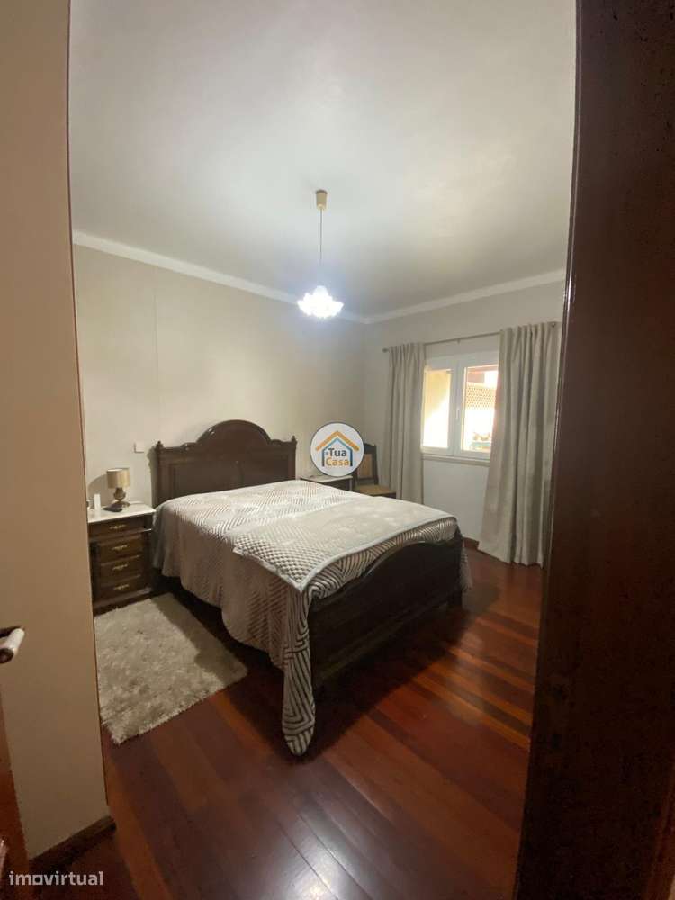 Moradia Geminada  de um dos lados do outro tem entarada e jardim em to-14