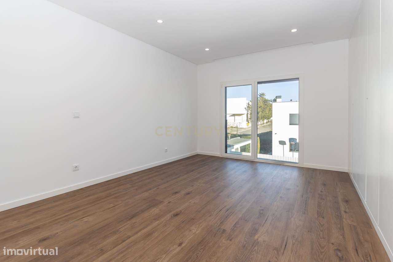 Moradia Nova T4 com piscina e garagem - Sobreda - Charneca de Caparica-53