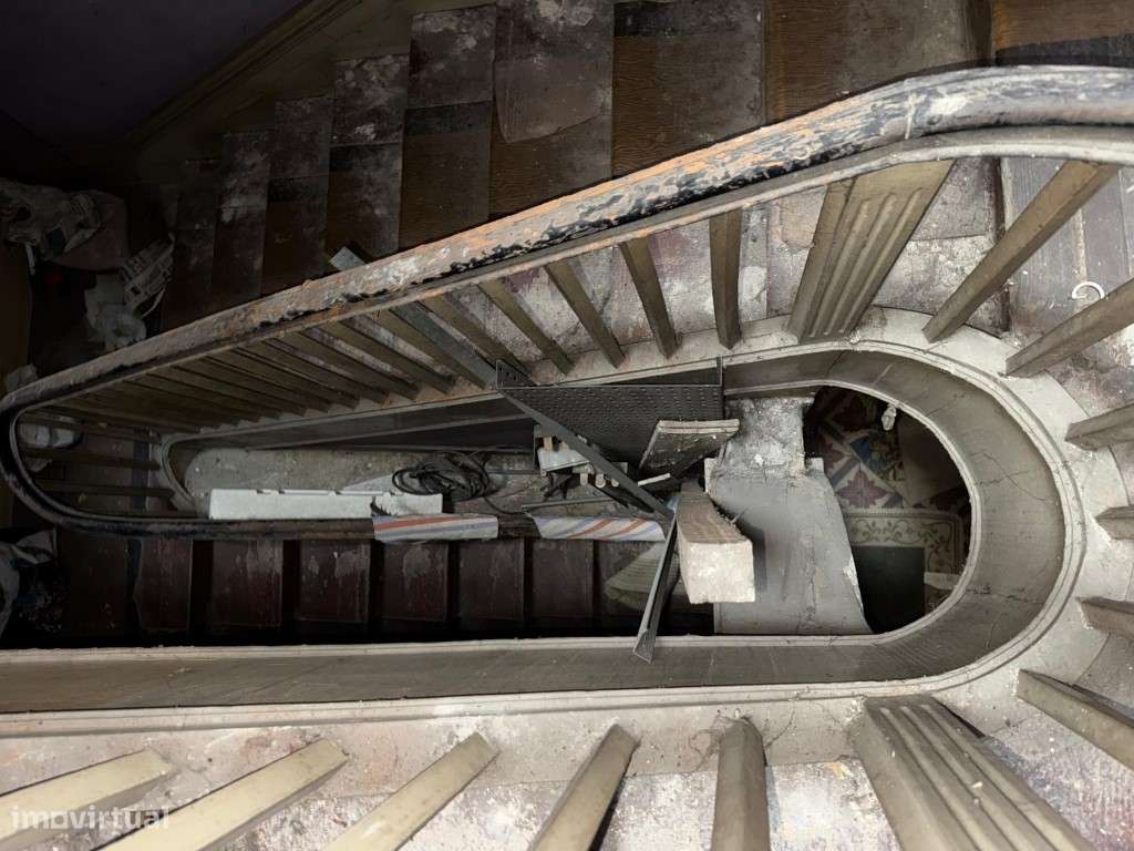 Prédio para recuperar na Rua D. João IV, em pleno centro do Porto-9