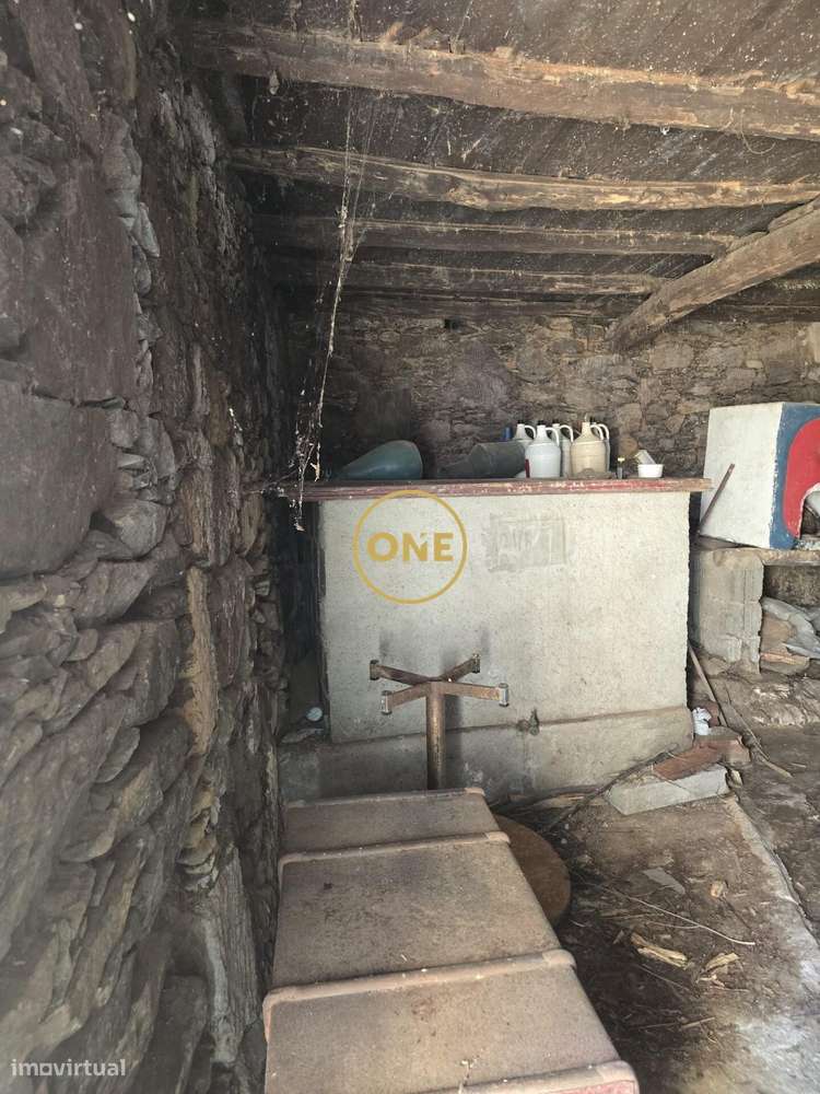 Moradia T3 isolada em ruínas para recuperar – Vista deslumbrante da-7