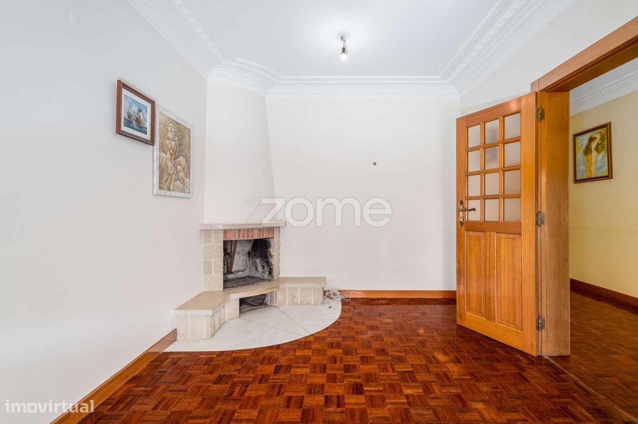 Moradia T4 (espaçosa) em Casais de Mem Martins-9