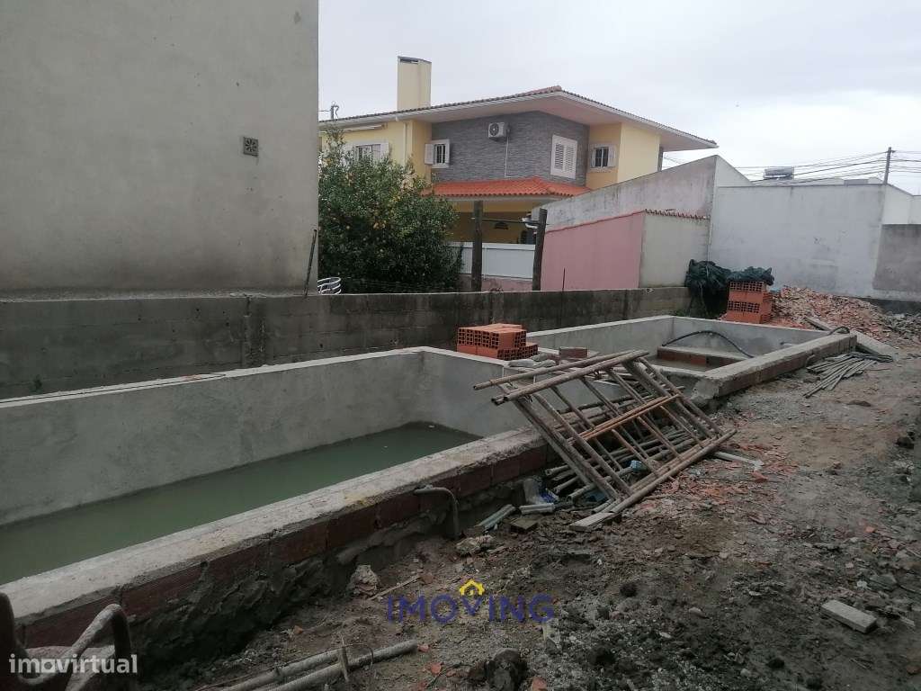 Moradia geminada com piscina em Fernão Ferro-9